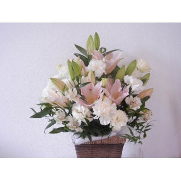 ピンク百合と白の花のアレンジメント