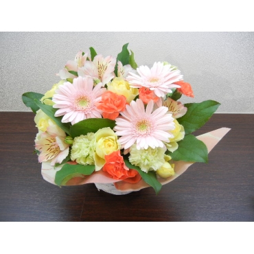 花キューピット加盟店 店舗名：平田花園
フラワーギフト商品番号：900635
商品名：ピンクガーベラのアレンジメント