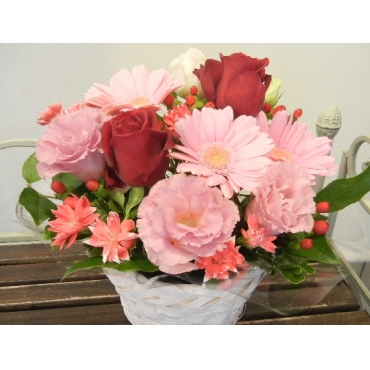 花キューピット加盟店 店舗名：平田花園
フラワーギフト商品番号：900711
商品名：ピンク系のアレンジメント　おまかせ